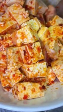 Kurutulmuş kekik, fesleğen, kekik ve sarımsaklı vejetaryen tofu peyniri. Döndürme video. Yüksek kalite 4k görüntü