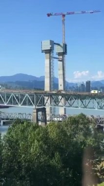Surrey Vancouver yolu gökyüzü treninden köprüye ve uzun Burrard Körfezi 'nin her iki yakasındaki Fraser Nehri' nin üzerindeki Pasifik Okyanusu 'na kadar uzanır. Yüksek kalite 4k 