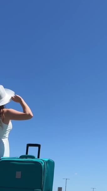 Turista Bílém Klobouku Bílé Dlouhé Šaty Mává Rukou Letadlo Odlétající — Stock video