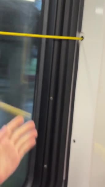 Девушка Автобусе Тянет Стопкок Нужно Выйти Специального Желтого Каната Полосы — стоковое видео