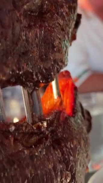 Медленный Человек Нарезающий Нью Йоркский Стейк Оливковом Дереве Высококачественные Кадры — стоковое видео
