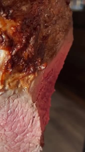 Saftiges Steak Medium Rare Rindfleisch Mit Gewürzen — Stockvideo