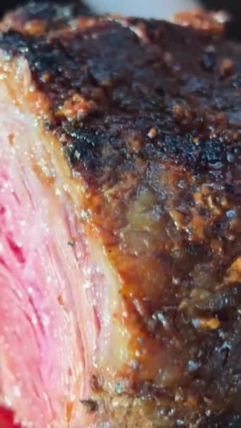 Délicieuses Tranches Steak Bœuf Grillé Moyen Rare Sur Une Planche — Video