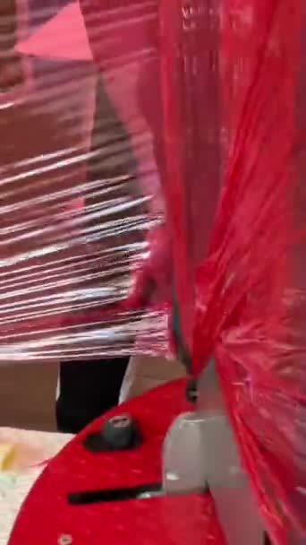Bagagewikkelpunt Rode Plastic Folie Omringt Blauw Groene Koffer Luchthaven Vancouver — Stockvideo
