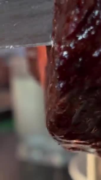 トルコの肉のドナー 主人はナイフでドナーを切る 伝統的なトルコ料理 高品質4K映像 — ストック動画