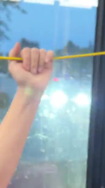 バスに乗っている女の子は カナダバンクーバーのバスを停止するために特別な黄色いストリップロープワイヤーを降りる必要があるときに停止コックを引きます バスがドライバーのプレス停止にサインを与えるのを停止 — ストック動画