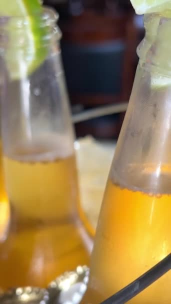 Glas Verfrissende Ijskoude Cider Met Limoen Buiten Van Dichtbij Hoge — Stockvideo