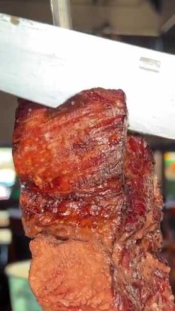 Fleisch Restaurant Abgeschnitten Grillfleisch Großes Stück Mit Einem Riesigen Messer — Stockvideo