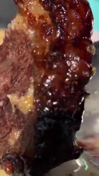 开胃的烤猪肉煮在吐痰上 传统烤肉上烤的猪肉腿烤肉餐厅食物全猪指关节烤在烤架上烤炭火肉 高质量的 — 图库视频影像