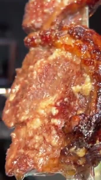 Šťavnatý Hovězí Steak Smaží Žhavém Uhlí Železném Grilu Tmavém Pozadí — Stock video