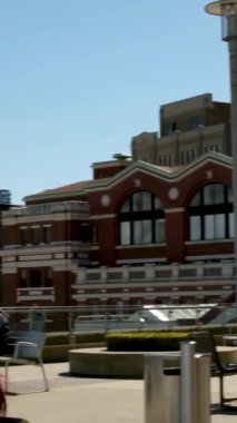 Kanada beyaz yelkenli yelkenlileri mavi Pasifik Okyanusu 'nun arka planındaki mavi dağlara karşı Vancouver Kanada' dan MÖ 2023