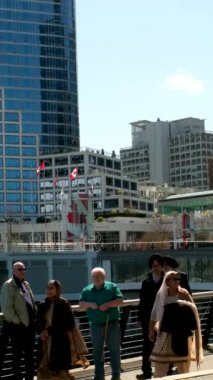 Vancouver şehir merkezi liman ofis binaları Kanada Pasifik Okyanusu insanları liman trafiği gökdelenlerinde yürüyorlar turistler büyük Vancouver 2023 'te gerçek hayat