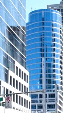 Burrard İstasyonu 'ndaki ofis binaları çalışanları tramvay trafik ışıklarına doğru koşuşturuyor. Erkekler ve kadınlar caddeyi geçerek toplu taşıma şehrine giderler. Kanada Vancouver 12.04.2023