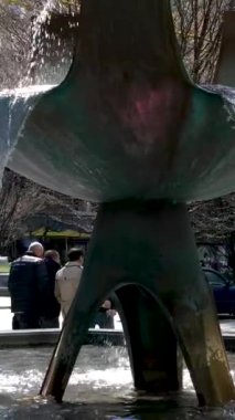 Burrard İstasyonu 'ndaki ofis binaları çalışanları tramvay trafik ışıklarına doğru koşuşturuyor. Erkekler ve kadınlar caddeyi geçerek toplu taşıma şehrine giderler. Kanada Vancouver 12.04.2023