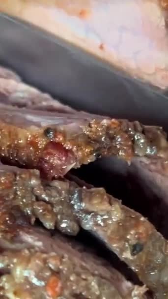Man Hand Metal Tongs Put Chopped Grillowany Stek Wołowy Vintage — Wideo stockowe