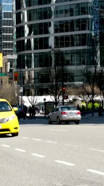 Улицы Офисных Зданий Вокзале Баррард Люди Спешат Работу Троллейбус Такси — стоковое видео
