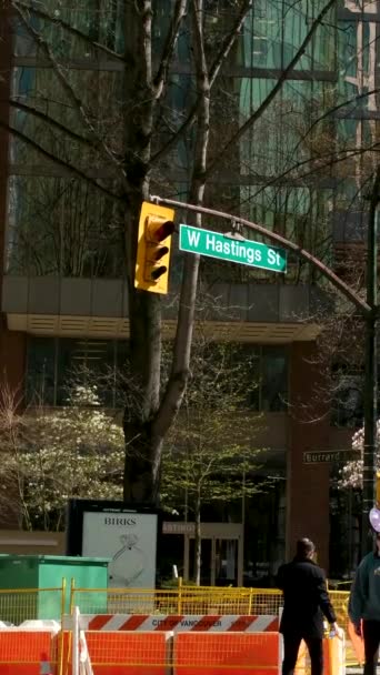 伯纳德车站的办公大楼街上 人们争先恐后地工作着无轨电车出租汽车红绿灯 男子和妇女穿过街道进入加拿大温哥华的公共交通城市生活 — 图库视频影像