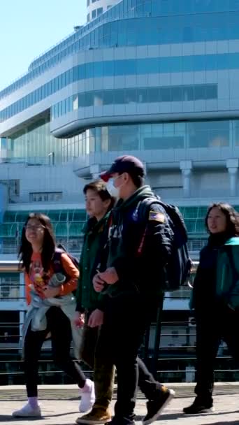 バンクーバー市内中心部ウォーターフロントオフィスビルカナダ場所太平洋の人々がポートトラフィックの高層ビルの観光客を歩いている大きな都市での実際の生活バンクーバー2023 — ストック動画