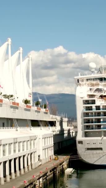 Princess Cruises Sapphire Princess London Liner Canada Place White Sails — стоковое видео