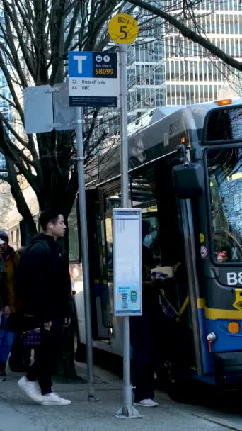 Kancelářské Budovy Ulice Burrard Station Lidé Spěchají Práce Trolejbusové Taxi — Stock video
