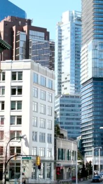 Vancouver şehir merkezindeki hava treni terminali rıhtımında insanlar caddeye iniyor Kanada 'da farklı milletler seyahat ediyor Vancouver 2023