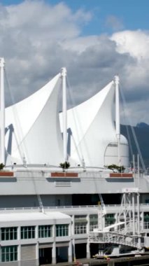 Kanada beyaz yelkenli yelkenlileri mavi Pasifik Okyanusu 'nun arka planındaki mavi dağlara karşı Vancouver Kanada' dan MÖ 2023
