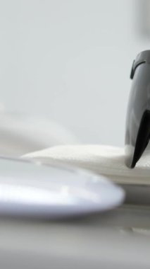 Masanın üstündeki güneş gözlüğü objeyi çekerken kamera yavaşça yüzüyor.