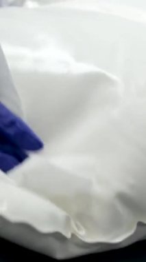Diş temizleme bürosu nemlendiricisini steril bez teçhizat lavabosuyla temizler diş sandalye dezenfeksiyonu temizliği temizliği, temizlikçi kız hemşire ve ıslak peçeteli hijyen eldivenleri. temizlik