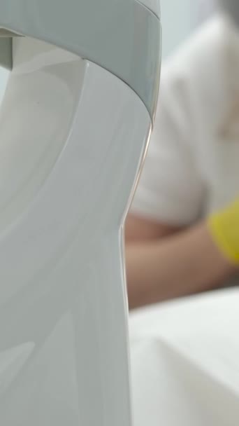 Подростковая Стоматология Врач Желтых Перчатках Заполняет Зуб Молодой Девушки Женщины — стоковое видео