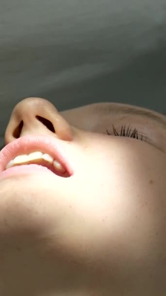 Diş Hekimliği Ergenliği Sarı Eldivenli Bir Doktor Dişçide Dişçiye Yakın — Stok video