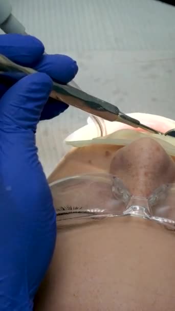 손으로 마음을 보여주는 절차를 치아를 사무실에 의사와 간호사 Masks Self — 비디오