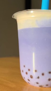 Köpüklü çay. Plastik bardak köpüklü çay, kahve, süt kokteyli, milkshake kokteyli, espresso, latte veya meyve suyu kokteyli. Kokteyl 