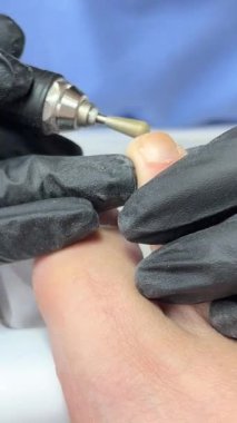 Pedikür uzmanı pedikür salonunda ayak tırnaklarını keserken tırnak makası kullanır. Yüksek kalite 4k görüntü