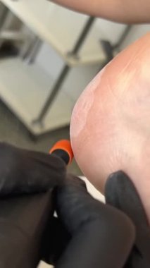 Pedikür uzmanı pedikür salonunda ayak tırnaklarını keserken tırnak makası kullanır. Yüksek kalite 4k görüntü