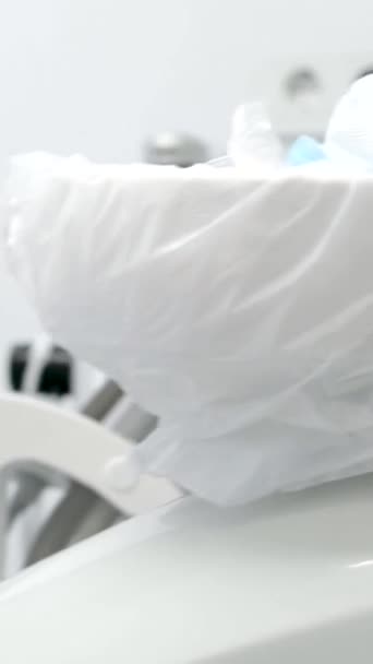 Ärzte Desinfizieren Zahnarztstuhl Mit Desinfektionsmittel Coronavirus Gewinnen Die Menschen Machen — Stockvideo