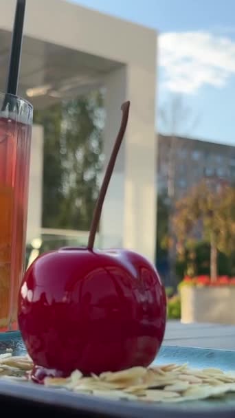 柠檬饮料和橙子饮料在夏天的阳台上 靠近美味的慕斯甜点 在杏叶上有一个巨大的叶柄 在外面吃早餐 花时间在一起 — 图库视频影像