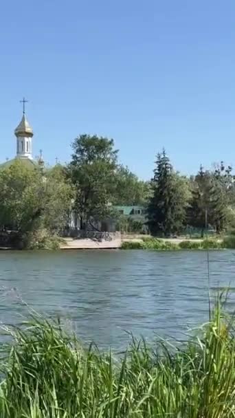 Vinnitsa Uitzicht Dijk Kiev Brug Kerk Groen Riet Helder Water — Stockvideo