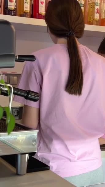 咖啡店为两个穿着粉色衣服的女孩准备了美味的泡泡茶 并配备了球舒适的咖啡机 东方风格 — 图库视频影像