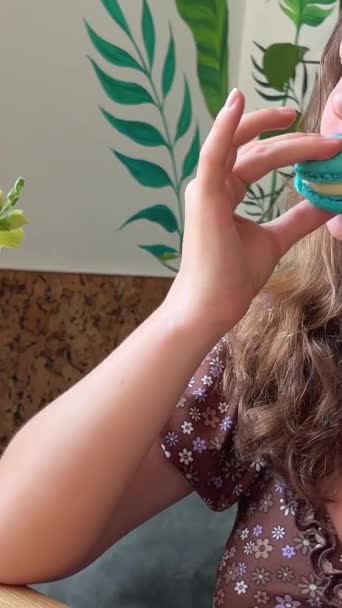 Yakından Bak Gülümseyen Sağlıklı Dişleri Olan Kız Fıstıklı Kurabiyeyi Isırıyor — Stok video