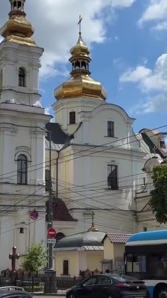 Vinnitsa Město Ukrajina Centrální Ulice Ortodoxní Kostel Pozadí Zataženo Krásné — Stock video