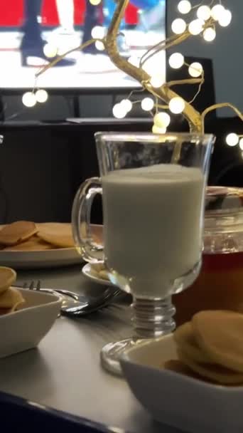 Familie Diner Besteden Tijd Buurt Van Film Backlight Avonds Voedsel — Stockvideo