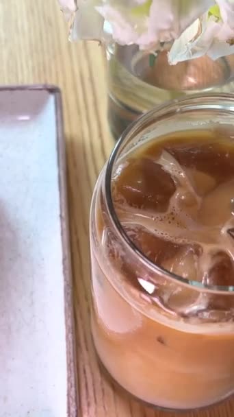 Bardakta Pipeti Karıştır Kremalı Kahve Pasta Mavi Badem Kurabiyesi Bir — Stok video