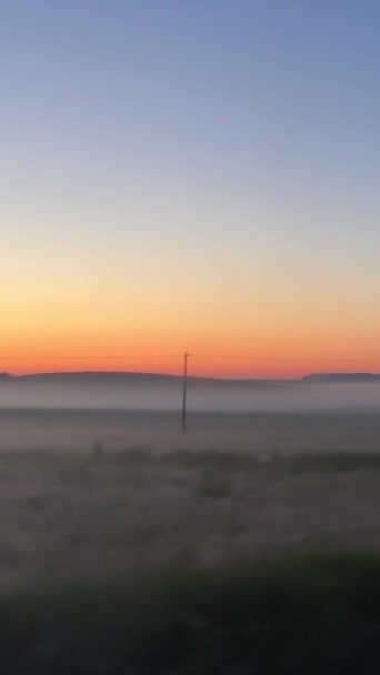 Widok Okna Autobusu Polu Mgle Świt Zachodu Słońca Migające Drzewa — Wideo stockowe