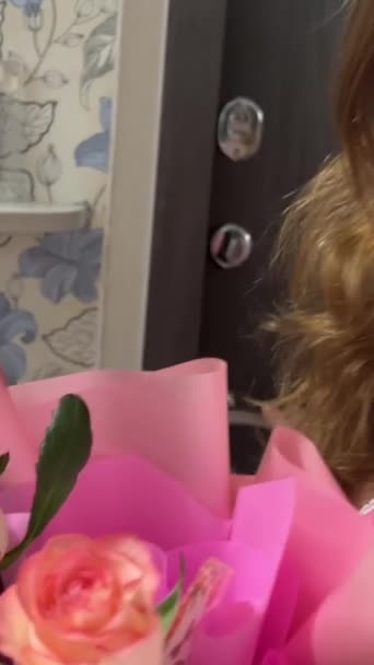 Internationale Gratulation Agentur Blumenlieferung Junges Mädchen Öffnet Die Tür Trifft — Stockvideo