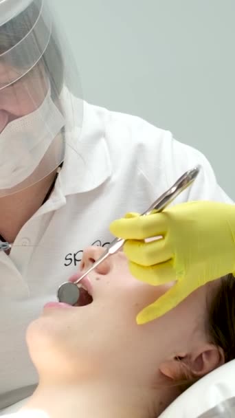 Zubní Klinika Zubní Ošetření Úleva Bolesti Podání Injekce Injekční Stříkačkou — Stock video
