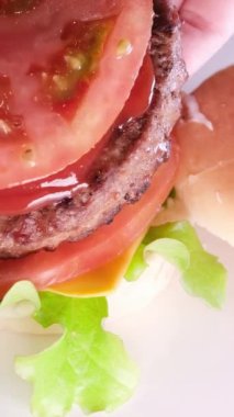 Profesyonel aşçı, restoranın mutfağında hamburger katlar. Yüksek kalite 4k görüntü