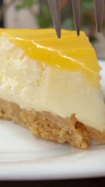 Lezzetli ve turtalı limonlu peynirli peynirli turtanın çatal kepçeleme görüntüsü. Yüksek kalite 4k görüntü