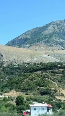 Albania Dağları 'na giden yol, dağ otellerinin arabalarından geçen düz bir yol. Otoyoldaki trafik