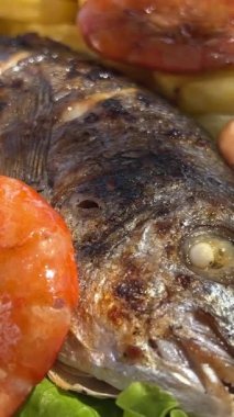 Balık karidesi ve patates kızartması deniz kenarında lezzetli bir tabakta. Dorado balığı.