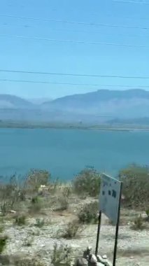 Saranda 'daki albania plajı. ksamil deniz göğü berrak su hava dağları